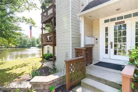 1316 Cedarwood Dr #D3, Westlake, OH 44145