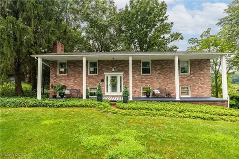 5366 Smith Kramer St NE, Hartville, OH 44632