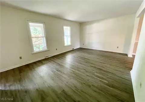 405 Naples Dr, Elyria, OH 44035 photo 6