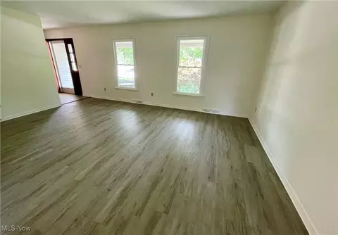 405 Naples Dr, Elyria, OH 44035 photo 5