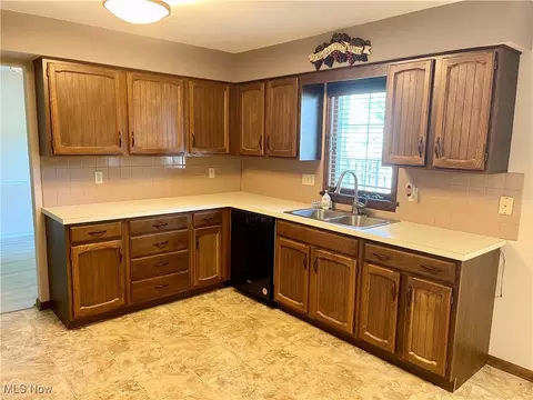 405 Naples Dr, Elyria, OH 44035 photo 11