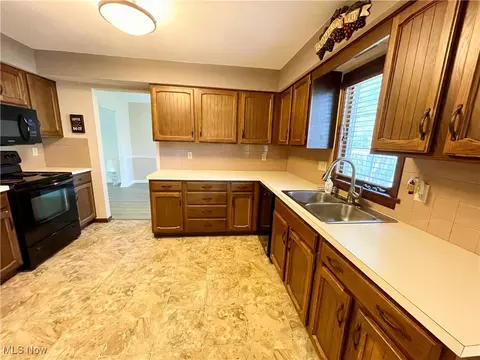 405 Naples Dr, Elyria, OH 44035 photo 8