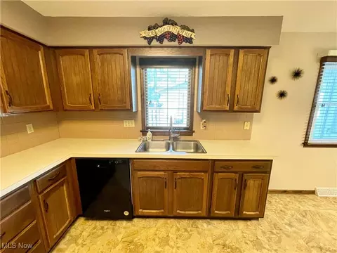 405 Naples Dr, Elyria, OH 44035 photo 12