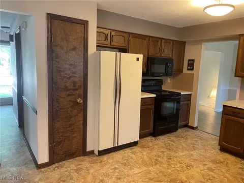 405 Naples Dr, Elyria, OH 44035 photo 9