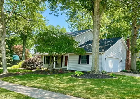 405 Naples Dr, Elyria, OH 44035 photo 2