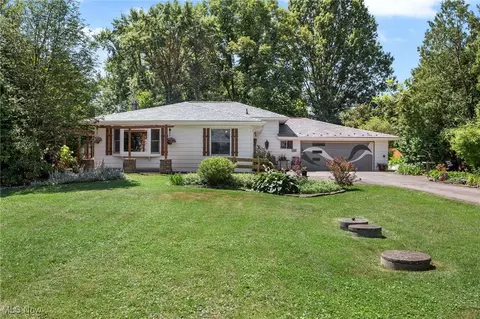 696 Lyonswood Dr, Hinckley, OH 44233