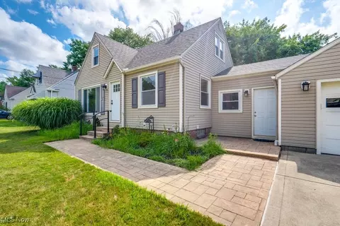 6580 Crossview Rd, Seven Hills, OH 44131 photo 2