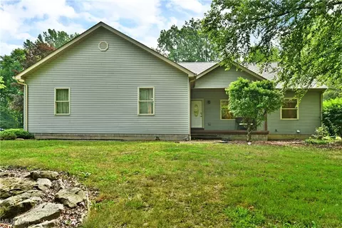 2669 Edgewater Dr, Cortland, OH 44410