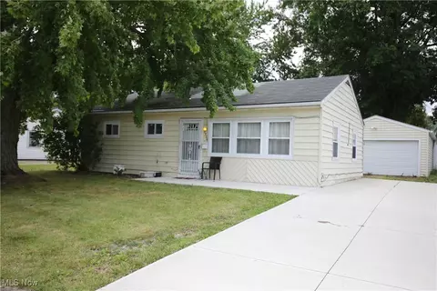 2906 Goble Dr, Lorain, OH 44055 photo 2