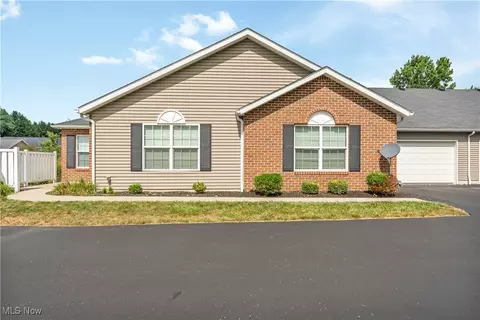 217 Woodbury Glen St, Hartville, OH 44632