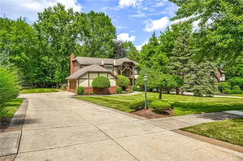 8421 Timber Trl, Brecksville, OH 44141