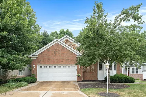 8651 Pine Creek Ln, Sagamore Hills, OH 44067