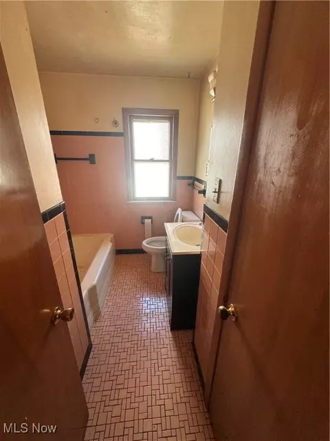 Entry Way - 246 E 280th St, Euclid, OH 44132 photo 2 of 2