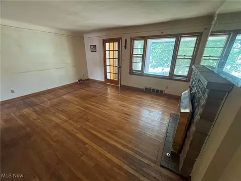 Living - 246 E 280th St, Euclid, OH 44132 photo 2 of 3
