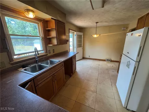 Kitchen - 246 E 280th St, Euclid, OH 44132 photo 2 of 3