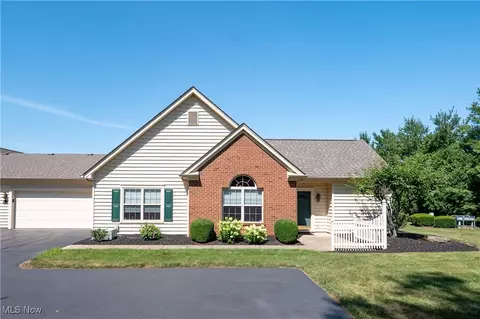 226 Village Ct, Columbiana, OH 44408