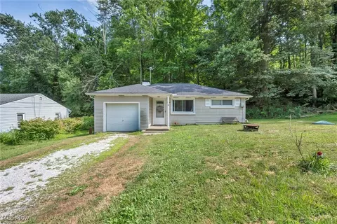 7750 Saxon Dr, Kirtland, OH 44094