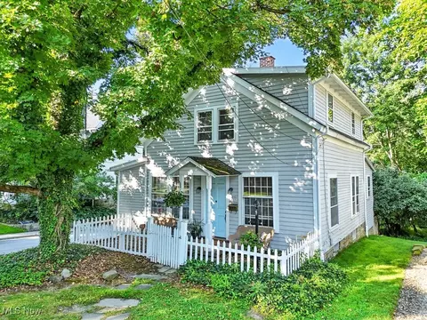 122 S Main St, Chagrin Falls, OH 44022
