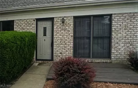 1610 W Hampton Dr, Austintown, OH 44515