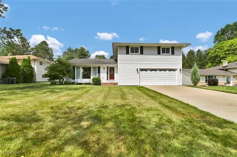 16182 Robindale Dr, Strongsville, OH 44136