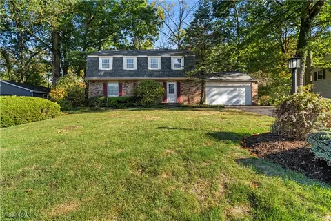 8545 Carriage Hill Dr NE, Warren, OH 44484