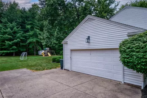 Exterior - 390 Willard Rd, Aurora, OH 44202 photo 3 of 8