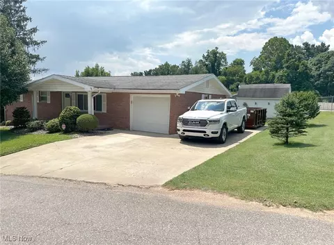 53 Central Dr, Vienna, WV 26105