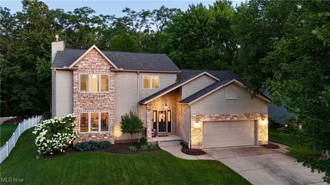 628 Ridgeline Dr, Cuyahoga Falls, OH 44223