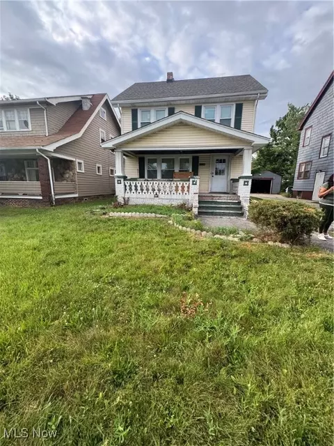 13715 Thornhurst Ave, Garfield Heights, OH 44105