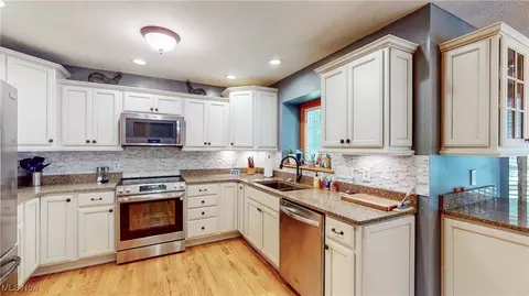 Kitchen - 4855 Forest Glen Trl, Ravenna, OH 44266 photo 1 of 2