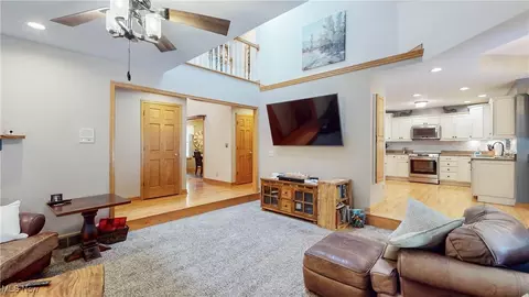 Entry Way - 4855 Forest Glen Trl, Ravenna, OH 44266 photo 4 of 8