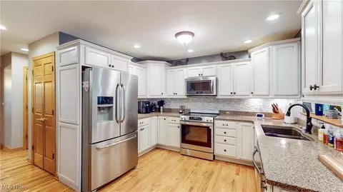 Kitchen - 4855 Forest Glen Trl, Ravenna, OH 44266 photo 2 of 2