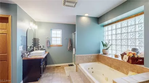 Bath - 4855 Forest Glen Trl, Ravenna, OH 44266 photo 2 of 5