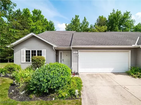 15762 Grosse Pointe Oval, Strongsville, OH 44136