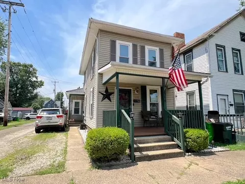 518 N Uhrich St, Uhrichsville, OH 44683