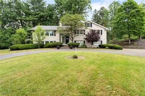 2450 Larchmoor Pkwy NW, Canton, OH 44708