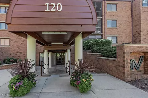 120 Fox Hollow Dr #304B, Mayfield Heights, OH 44124