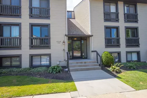 6250 Greenwood Pkwy #404, Sagamore Hills, OH 44067