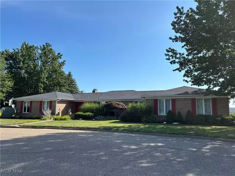 403 Hillcrest Dr NE, New Philadelphia, OH 44663