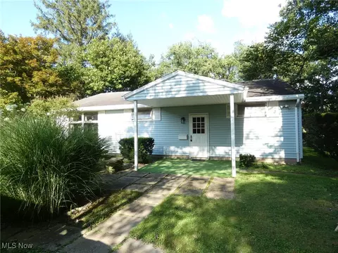 92 Beechrock Dr, Zanesville, OH 43701