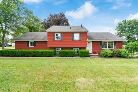 8471 Henry St, Navarre, OH 44662