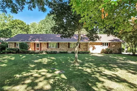 4787 Topper Hill Dr, Hubbard, OH 44425