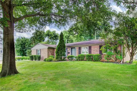 906 Lindy Lane Ave SW, North Canton, OH 44720