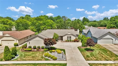 21490 Meadows Edge Ln, Strongsville, OH 44149