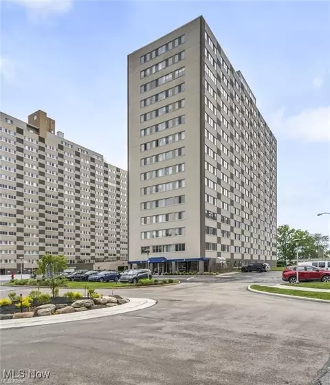 12520 Edgewater Dr #801, Lakewood, OH 44107