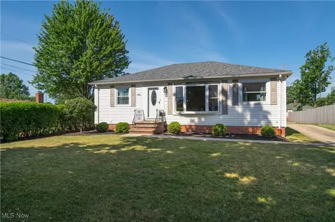 7600 Malibu Dr, Parma, OH 44130