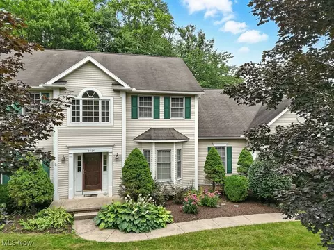2064 Forest Edge Dr, Cuyahoga Falls, OH 44223