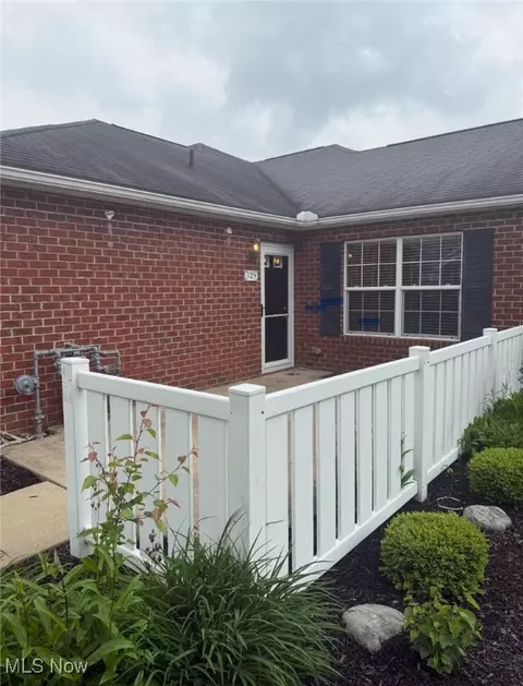 129 Woodbury Glen St, Hartville, OH 44632