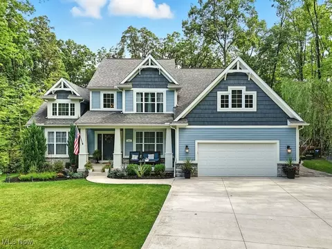 211 Woodridge Cir, Peninsula, OH 44264