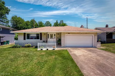 6273 Gale Dr, Seven Hills, OH 44131